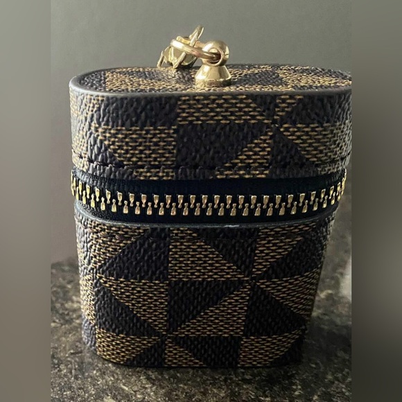 NWOT AirPod case cover - Picture 3 of 3